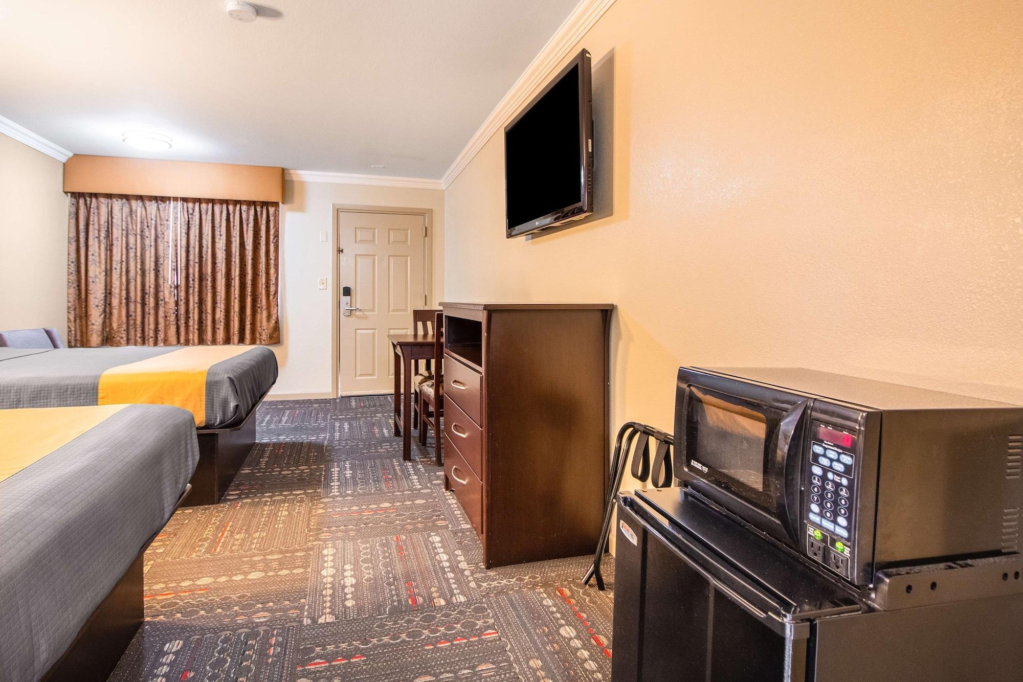Americas Best Value Inn Houston Heights At I-45 Екстериор снимка