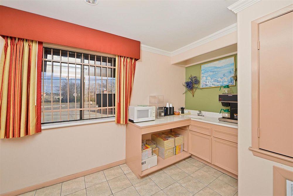 Americas Best Value Inn Houston Heights At I-45 Екстериор снимка