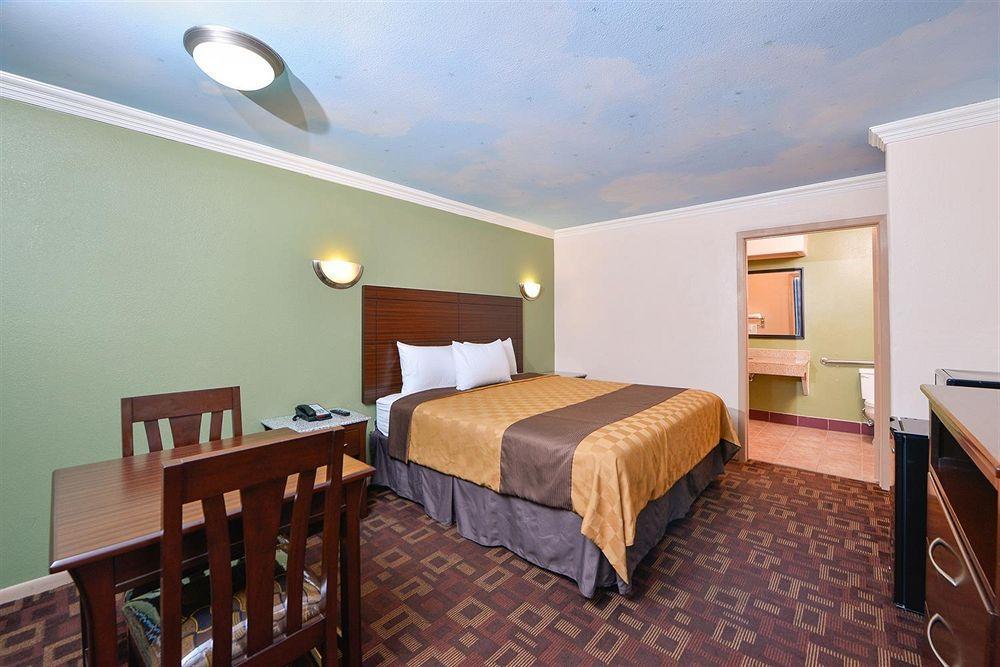 Americas Best Value Inn Houston Heights At I-45 Екстериор снимка