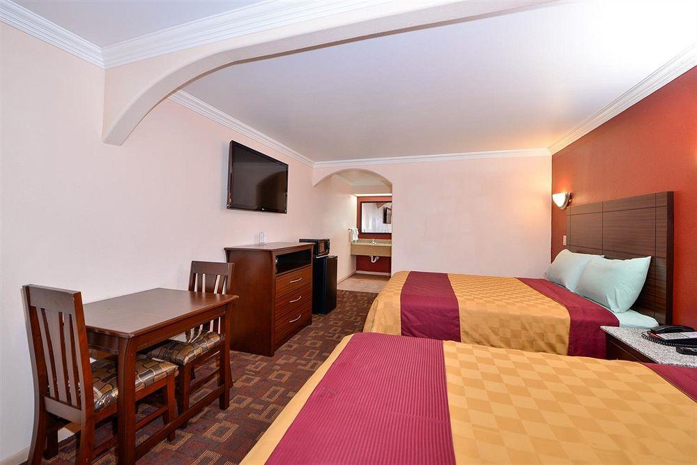 Americas Best Value Inn Houston Heights At I-45 Екстериор снимка