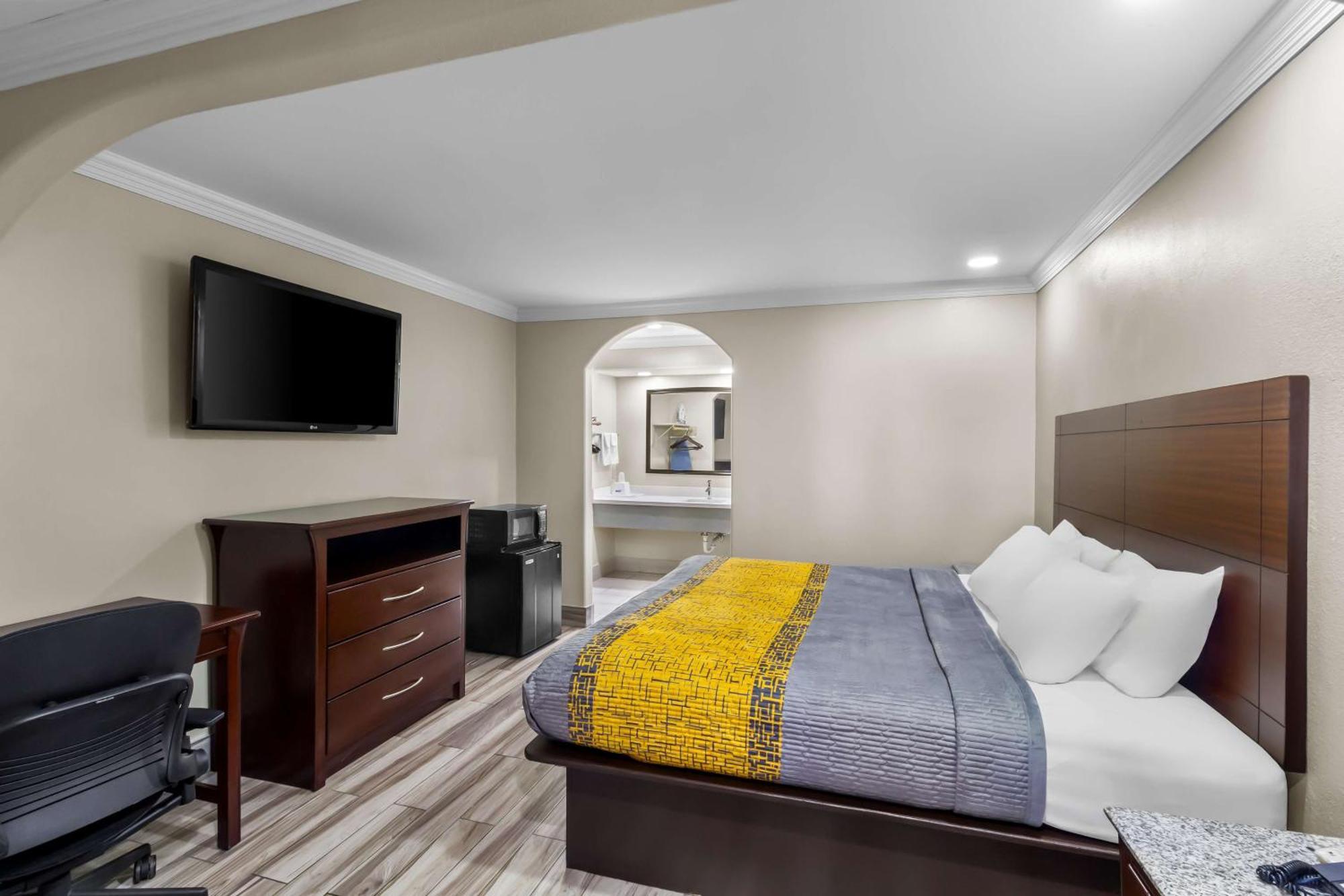 Americas Best Value Inn Houston Heights At I-45 Екстериор снимка