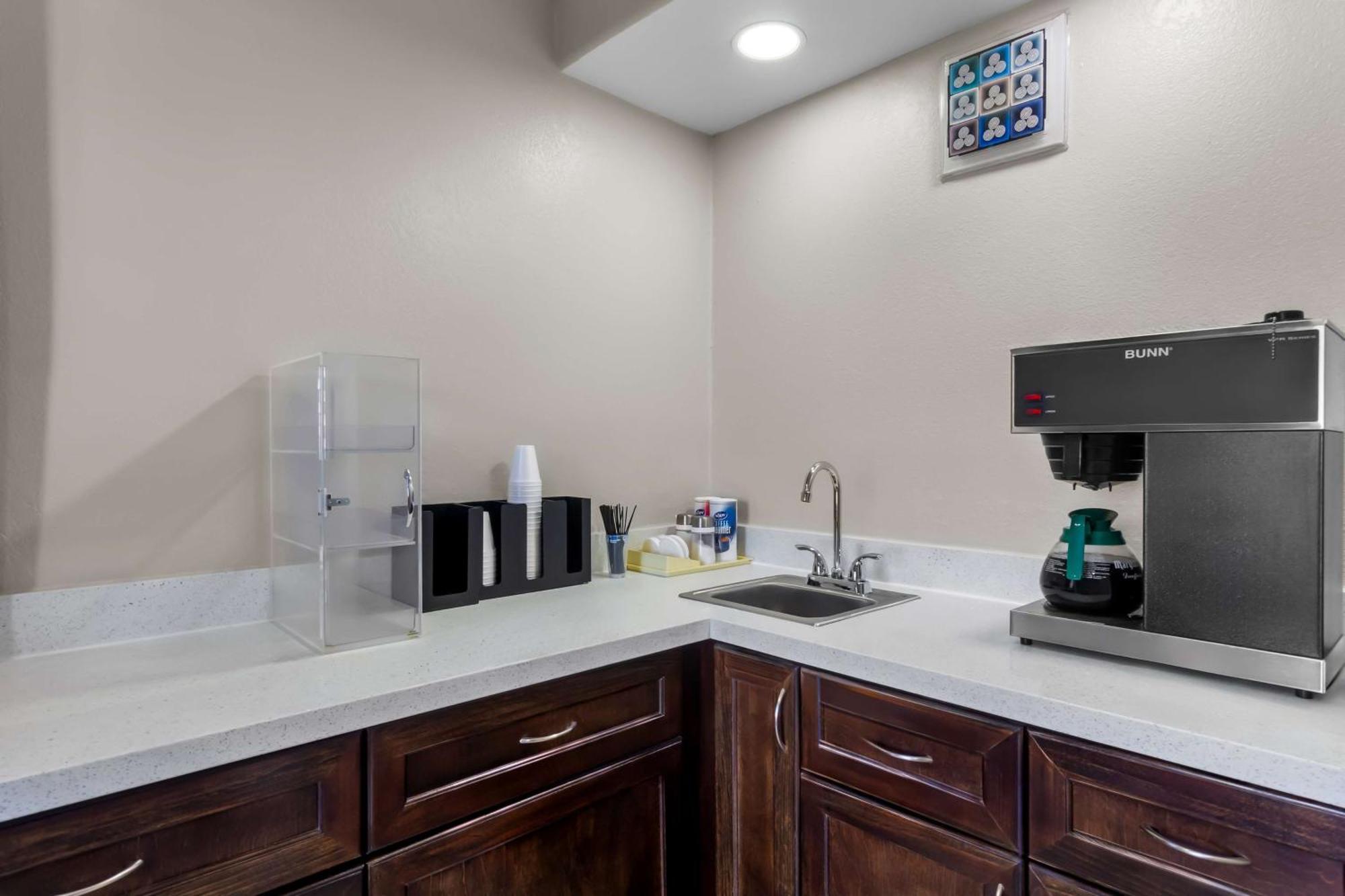 Americas Best Value Inn Houston Heights At I-45 Екстериор снимка