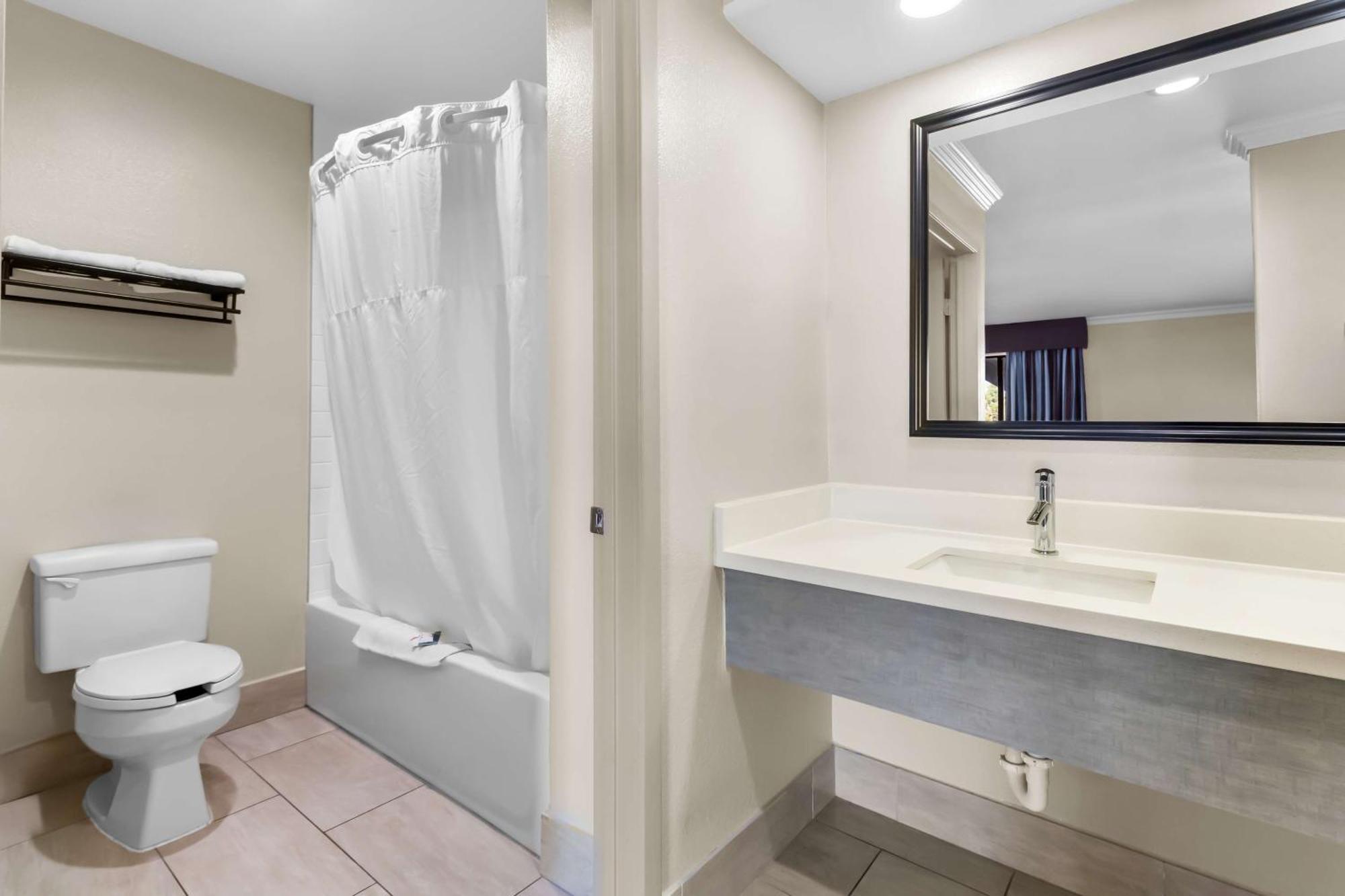 Americas Best Value Inn Houston Heights At I-45 Екстериор снимка