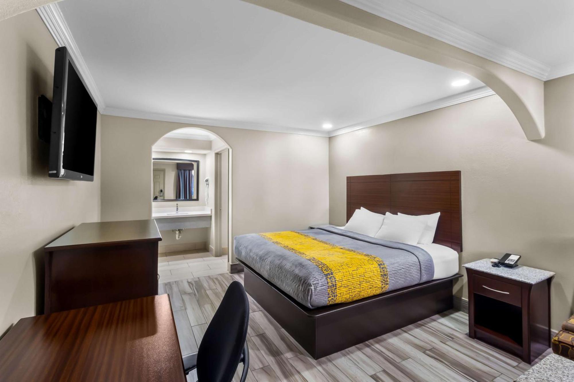 Americas Best Value Inn Houston Heights At I-45 Екстериор снимка