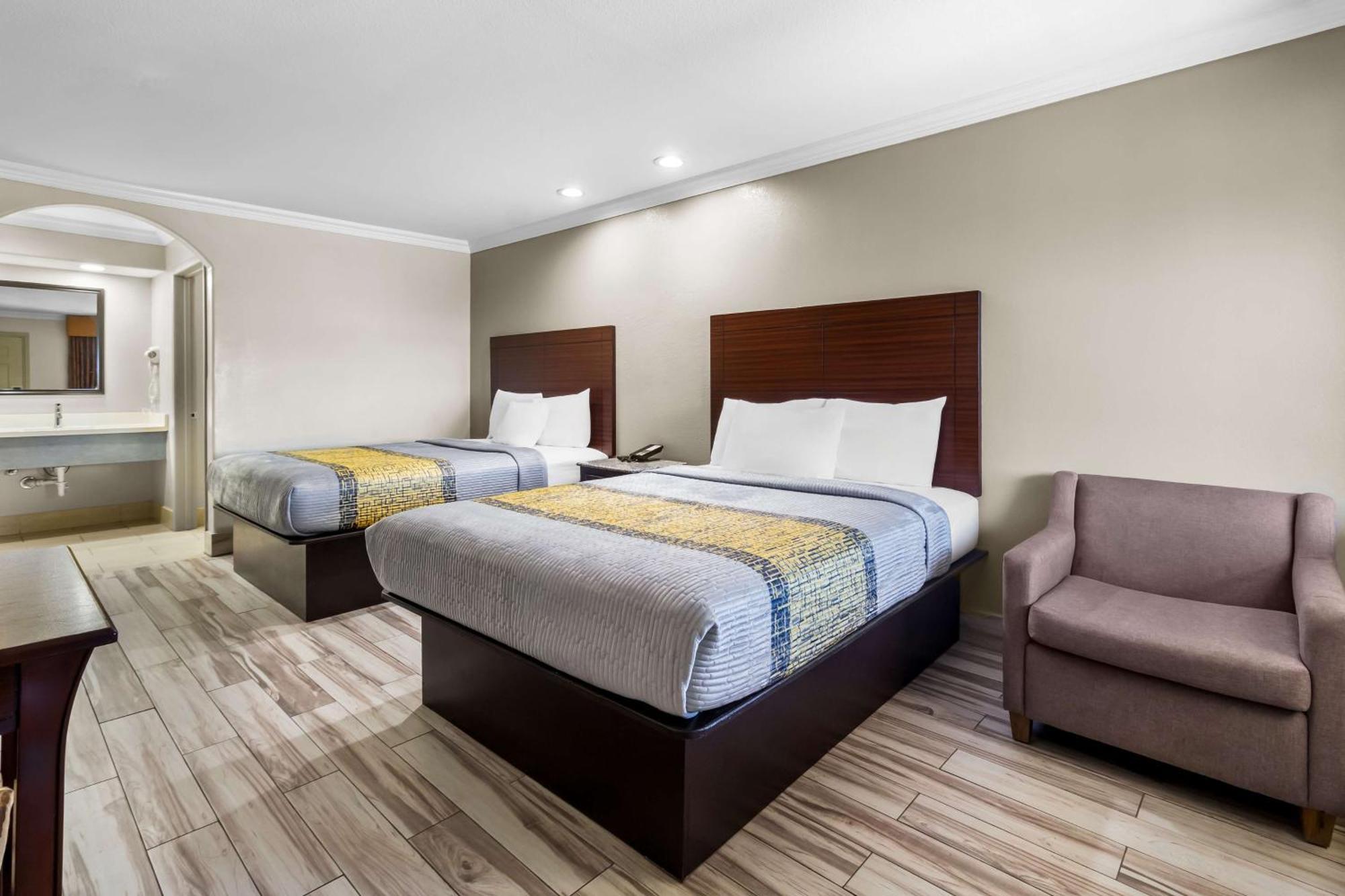 Americas Best Value Inn Houston Heights At I-45 Екстериор снимка