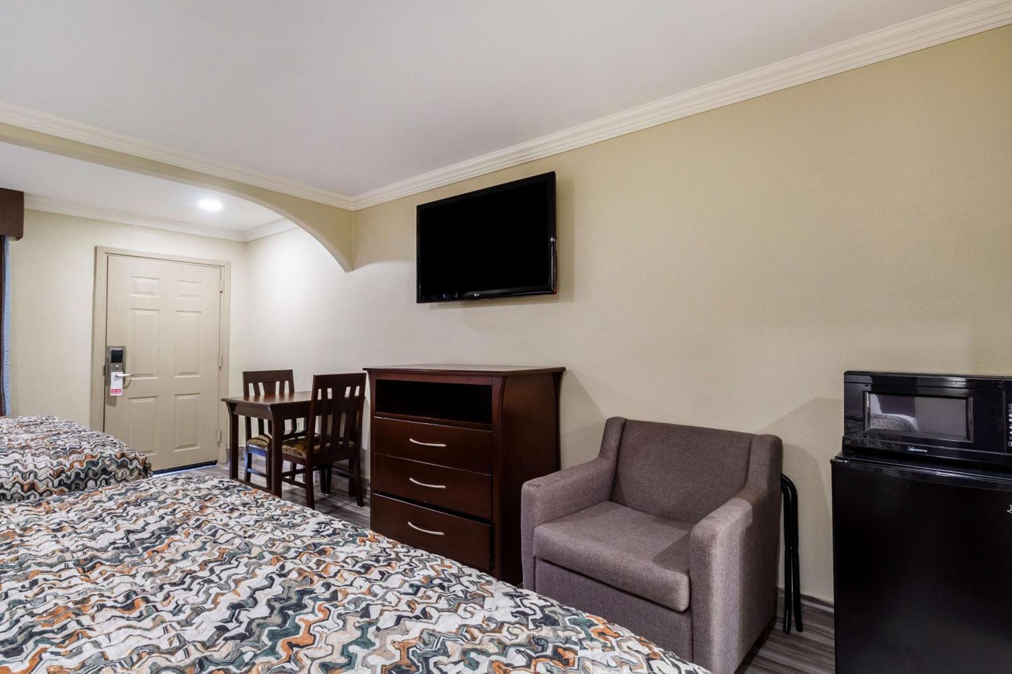 Americas Best Value Inn Houston Heights At I-45 Екстериор снимка