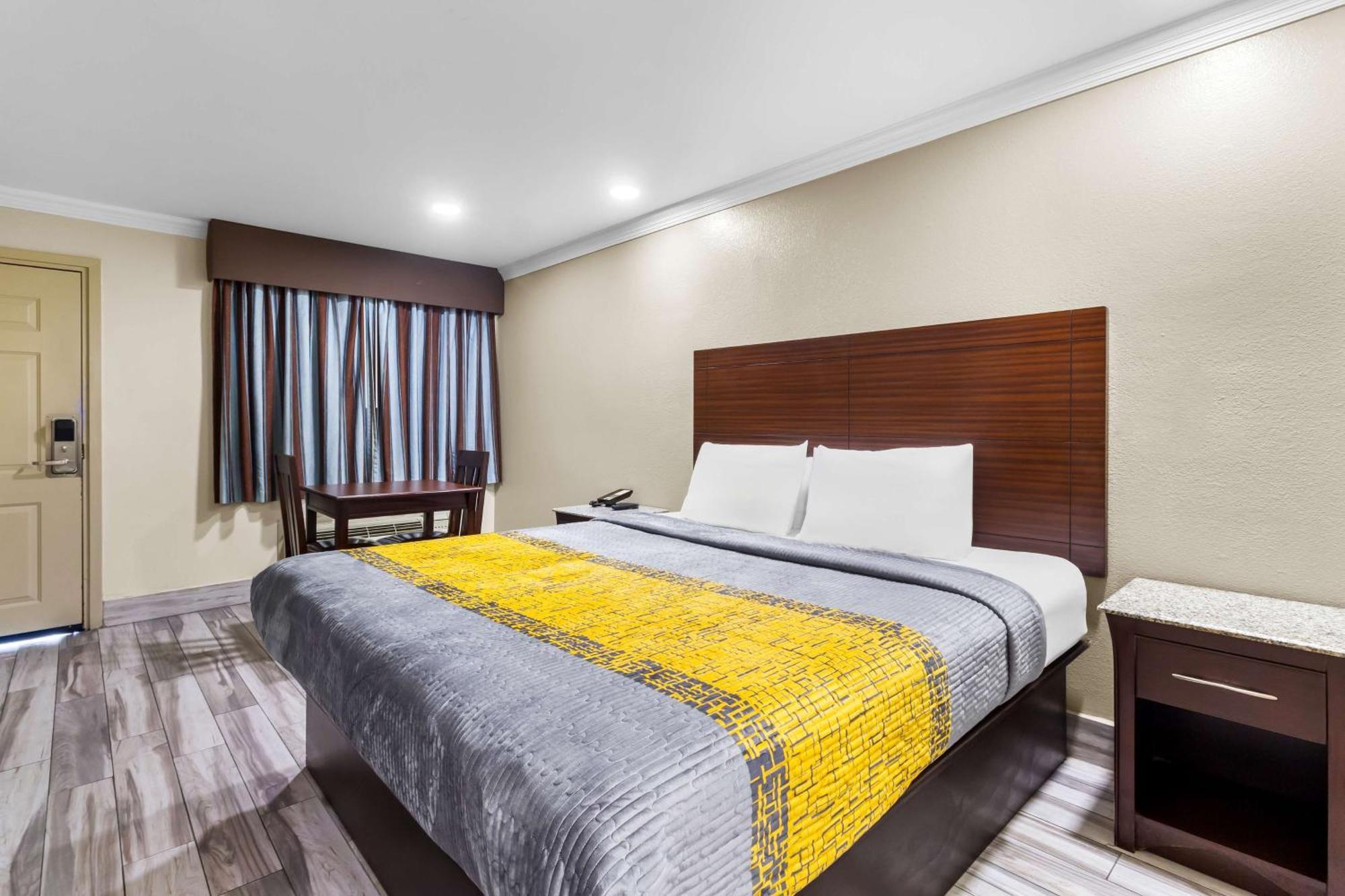 Americas Best Value Inn Houston Heights At I-45 Екстериор снимка