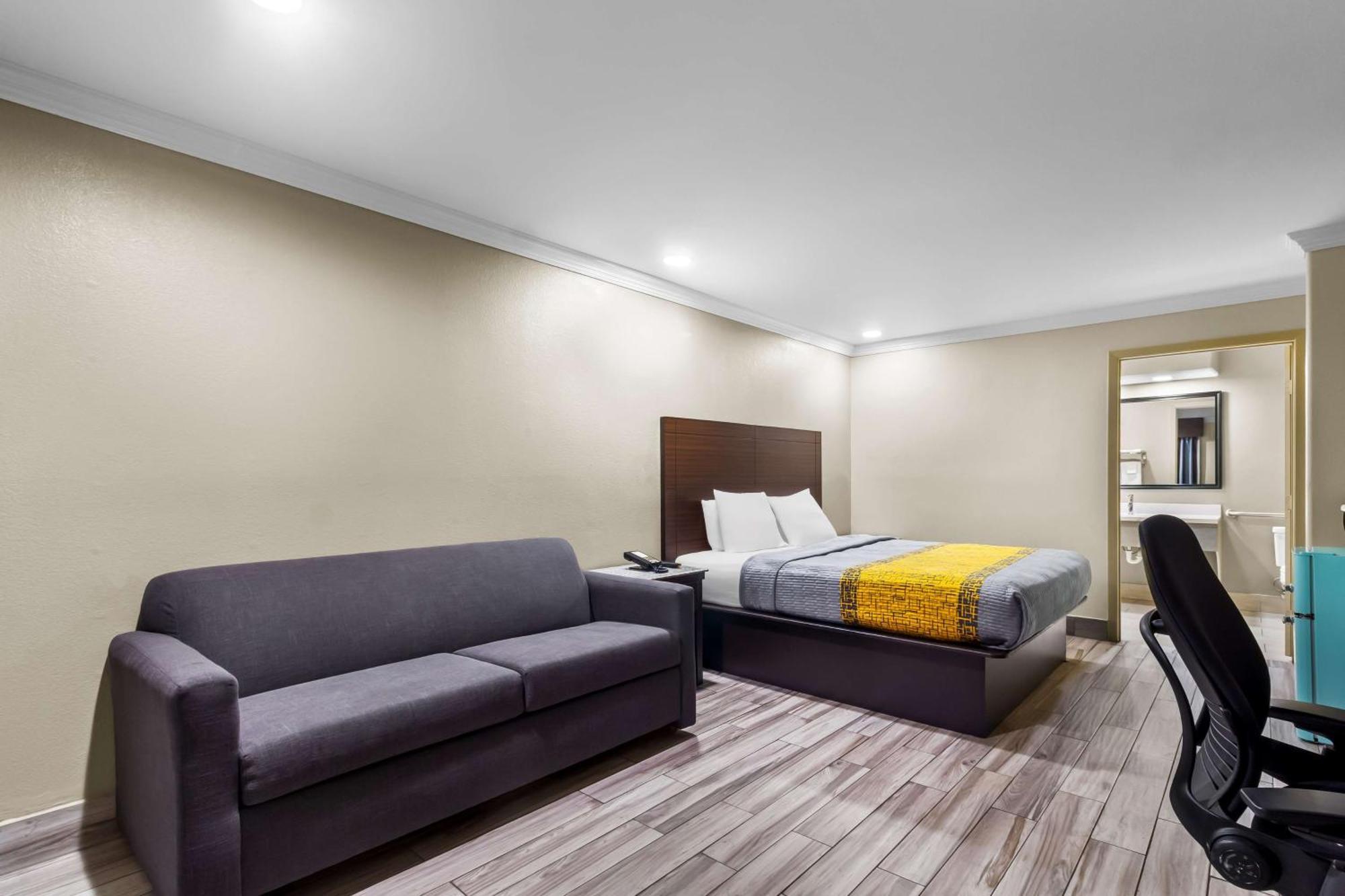 Americas Best Value Inn Houston Heights At I-45 Екстериор снимка