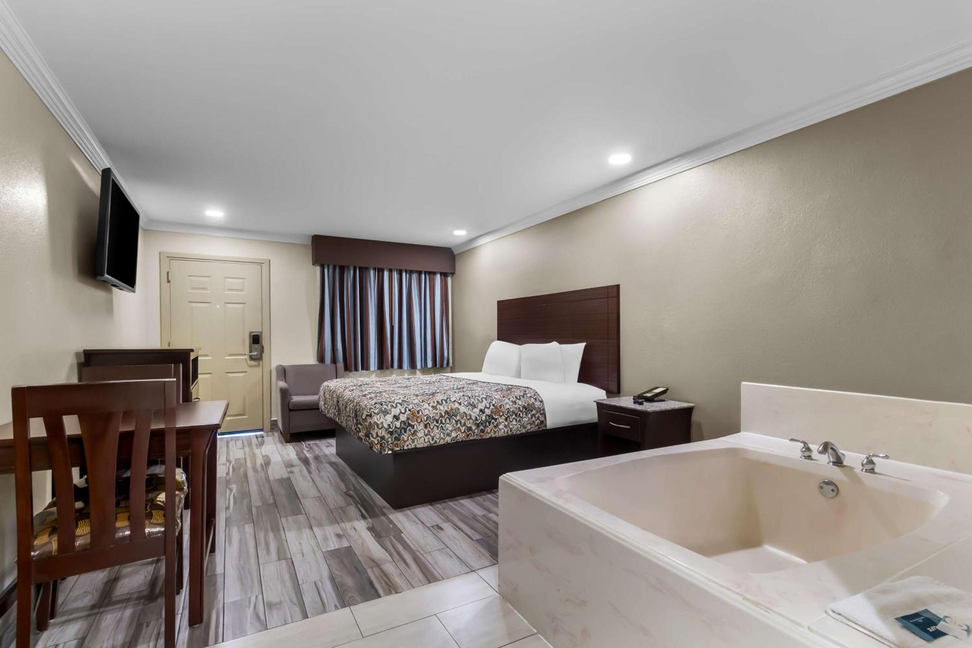 Americas Best Value Inn Houston Heights At I-45 Екстериор снимка