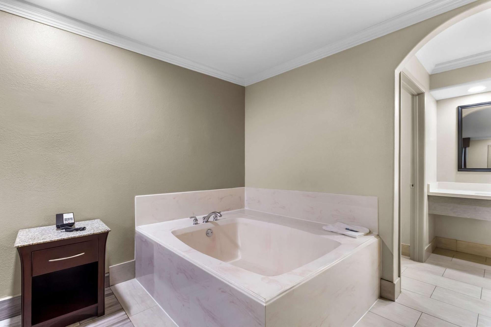 Americas Best Value Inn Houston Heights At I-45 Екстериор снимка