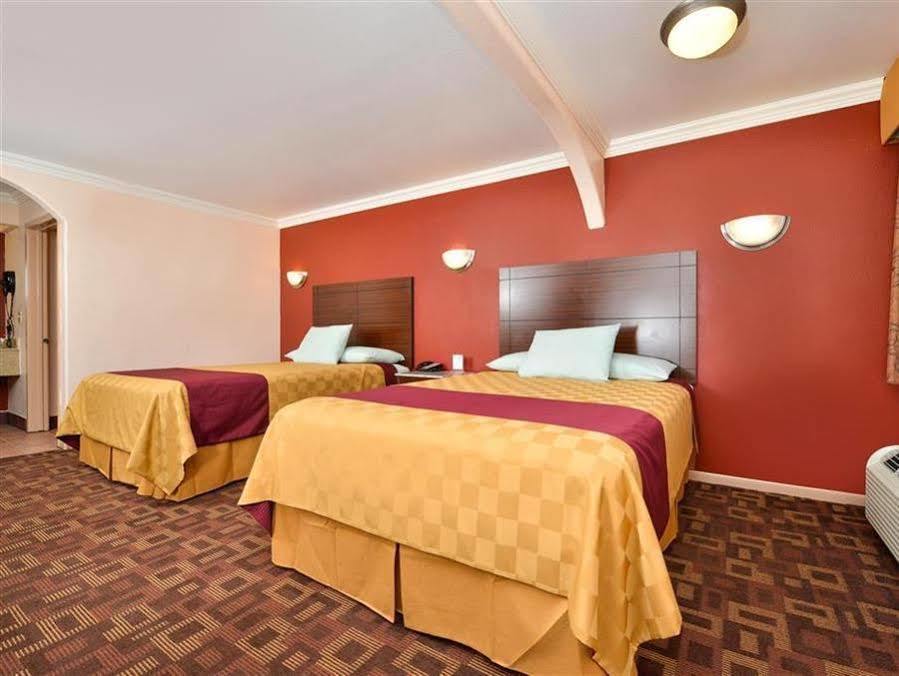 Americas Best Value Inn Houston Heights At I-45 Екстериор снимка