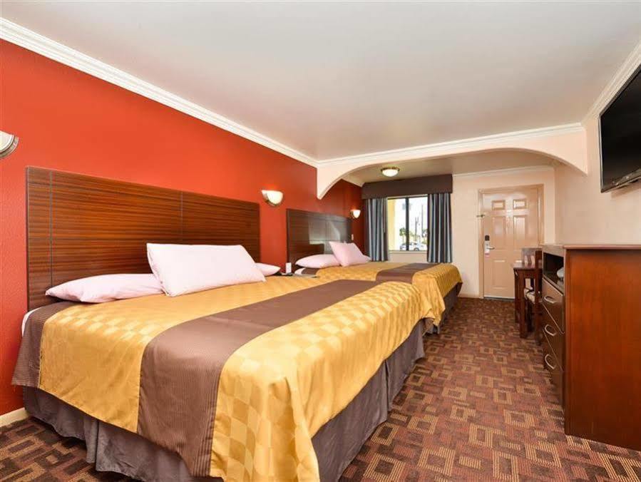 Americas Best Value Inn Houston Heights At I-45 Екстериор снимка